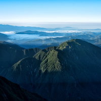 霞沢岳から見た雲海に浮かぶ南アルプスの山脈の写真