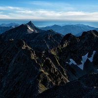飛騨山脈の荒ぶる稜線が青空に映える山岳景観の写真