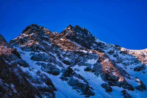 青い空とザイテングラードの雪化粧した岩尾根