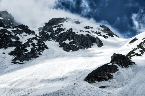 冬のあずき沢と奥穂高岳（飛騨山脈）の雪化粧