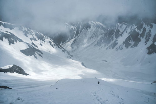 ガスに覆われたザイテングラードの冬山斜面