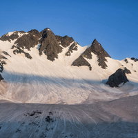 グラデーションを描く冬の涸沢ヒュッテ周辺の雪山の写真