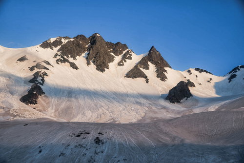 グラデーションを描く冬の涸沢ヒュッテ周辺の雪山