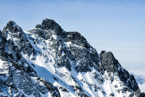 冬の北アルプス、ジャンダルムの雪化粧した断崖絶壁