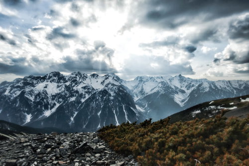 飛騨山脈の雪化粧した山々に降り注ぐ天使のはしご
