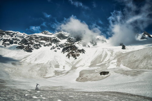 涸沢カールに残るピッケル