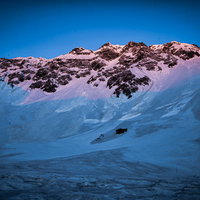 モルゲンロートが始まった涸沢の朝焼けの雪山風景の写真