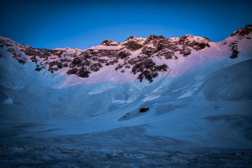 モルゲンロートが始まった涸沢の朝焼けの雪山風景
