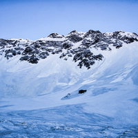 モルゲンロート直前の涸沢カールの雪山風景の写真