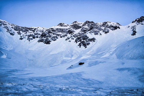 モルゲンロート直前の涸沢カールの雪山風景