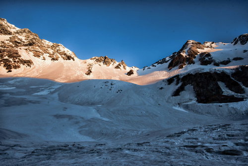 朝日を浴びる涸沢と影のコントラスト