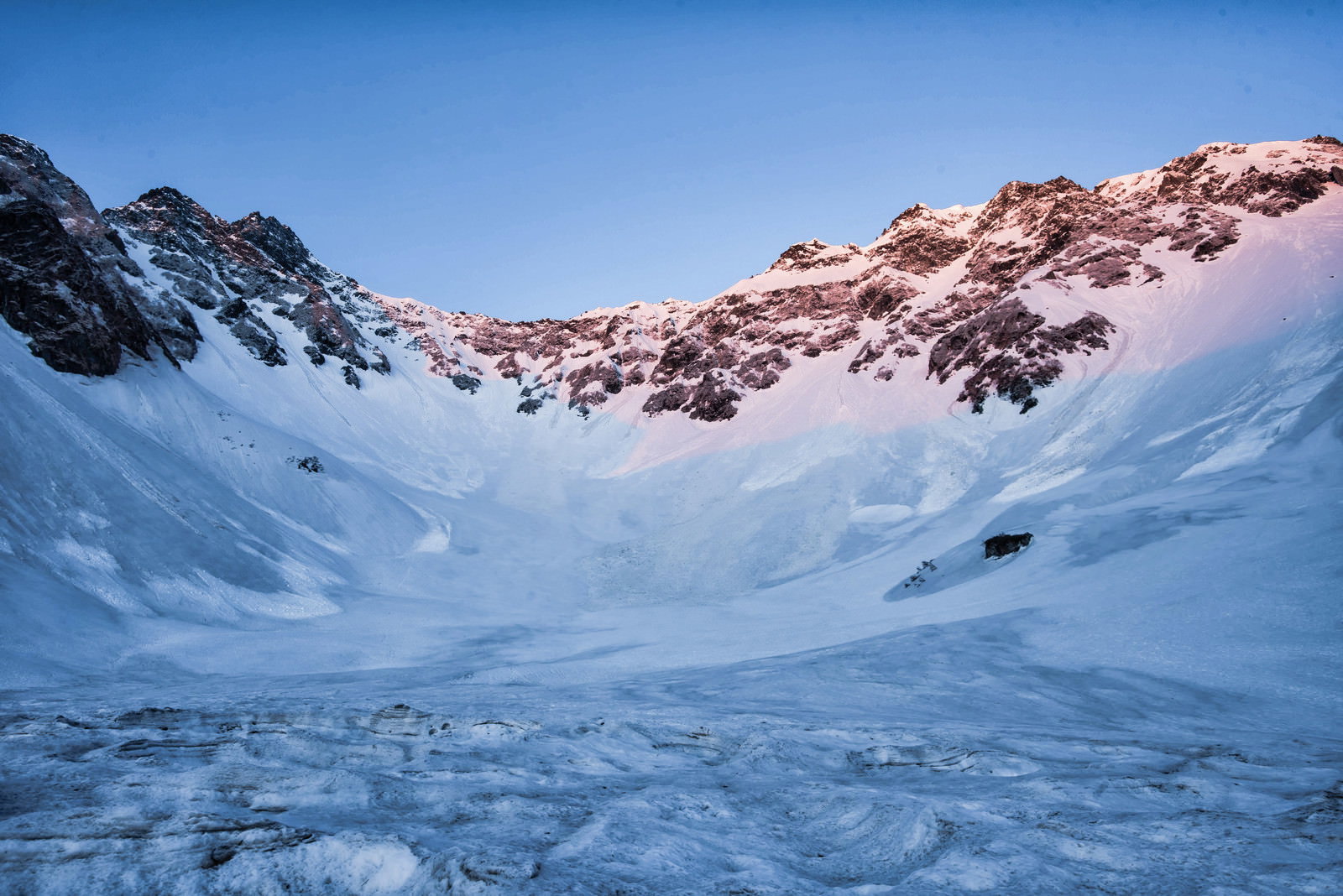 朝焼けに染まる涸沢の雪山風景、モルゲンロートの美しい光景