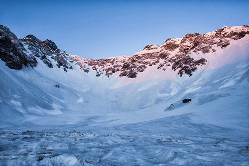 モルゲンロートに染まる涸沢の雪山