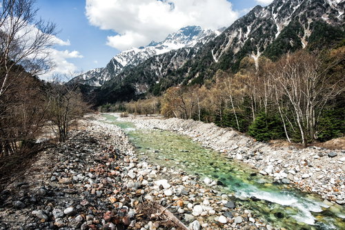 どこまでも続く梓川と残雪の明神岳、北アルプスの雄大な風景