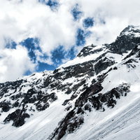 迫りくる奥穂高岳の断崖と積雪（北アルプス冬山）の写真