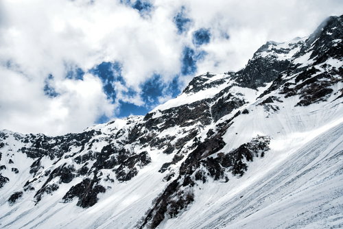 迫りくる奥穂高岳の断崖と積雪（北アルプス冬山）