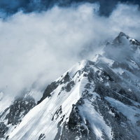 雲海から現れる雪化粧の奥穂高岳（北アルプス冬山）の写真