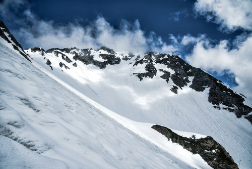 北穂高岳の雪斜面に映る稜線の影（北アルプス）