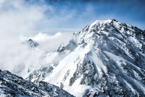 雲に隠れる前穂高岳と吊尾根の冬景色（北アルプス）