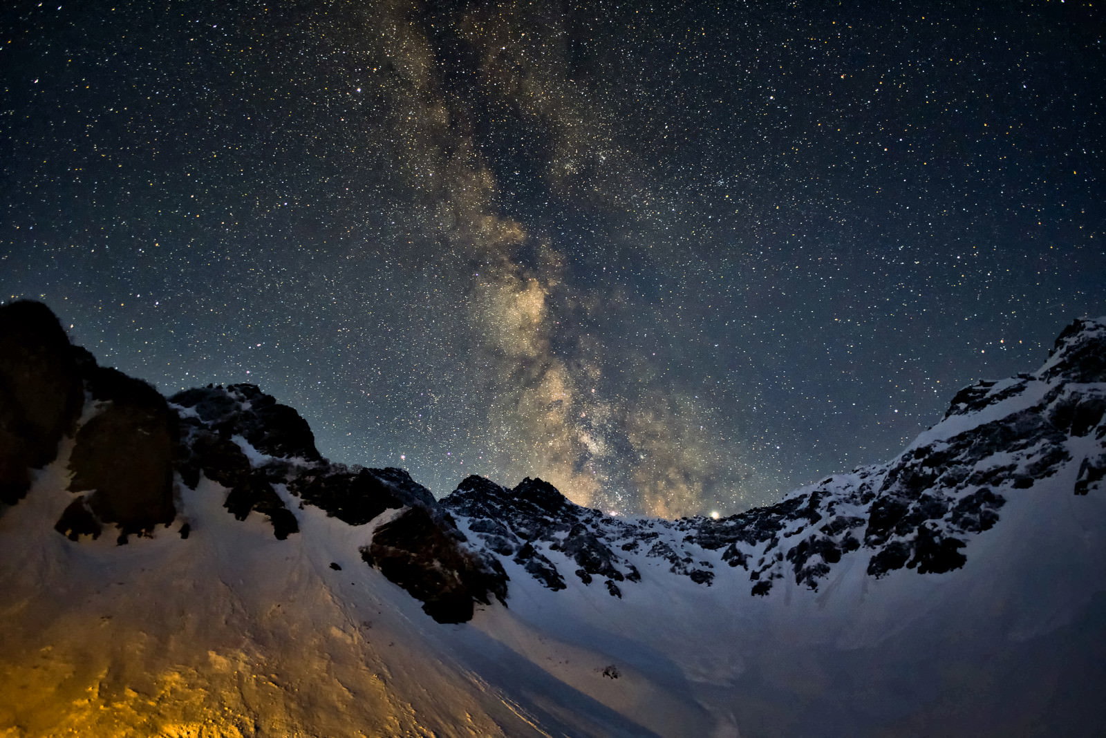 雪山の涸沢から見上げた夜空に輝く天の川の風景