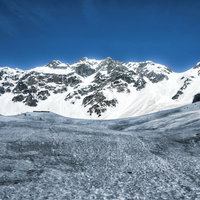 遠くに見える涸沢の雪山の峰々 北アルプスの冬景色の写真