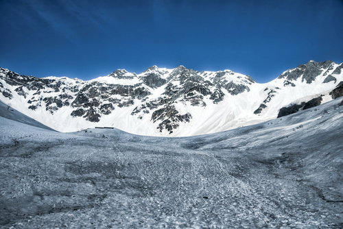 遠くに見える涸沢の雪山の峰々 北アルプスの冬景色