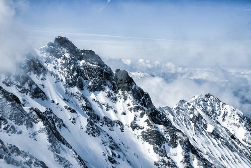 奥穂高岳から西穂高岳への雪山縦走路の冬景色