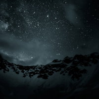 奥穂高岳と満点の星空が輝く飛騨山脈の冬夜景の写真