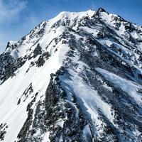 奥穂高岳へ続く雪山の登山道（飛騨山脈）での冬の山岳風景の写真