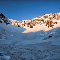 朝焼け・夕焼けに黄金色に染まる雪の奥穂高岳の写真