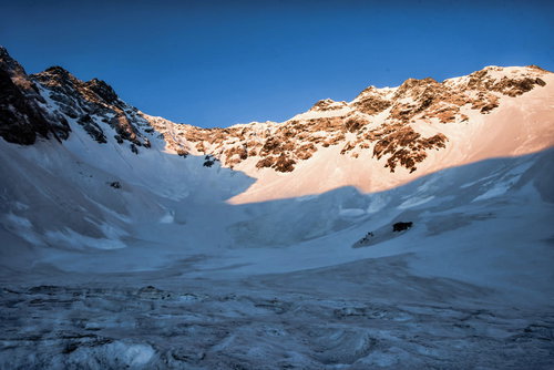 朝焼け・夕焼けに黄金色に染まる雪の奥穂高岳