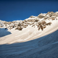 青空と奥穂高岳（飛騨山脈）の雪山、冬の絶景の写真