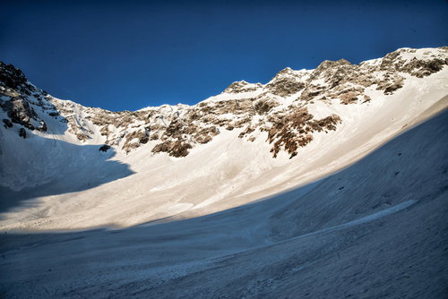 青空と奥穂高岳（飛騨山脈）の雪山、冬の絶景