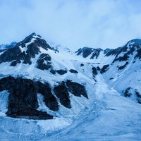 幻想的な夜明け前の涸沢ヒュッテと氷河の雪山の写真