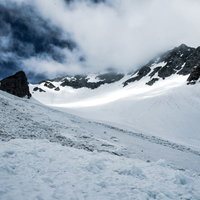 涸沢カールに走る光と雪山の圏谷：氷河が刻む冬の山岳風景の写真