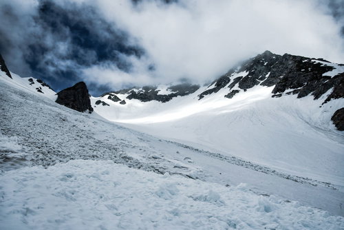 涸沢カールに走る光と雪山の圏谷：氷河が刻む冬の山岳風景