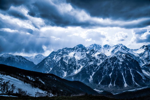 穂高連峰にそそぐ冬の天使のはしご～薄明光線が雪山を照らす