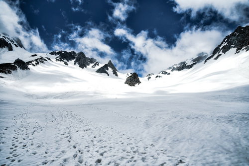 涸沢カールの雪渓に残る登山の足跡と冬山の風景
