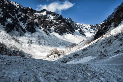 雪解け残雪期の涸沢への道のり、雪渓と岩肌が続く登山道