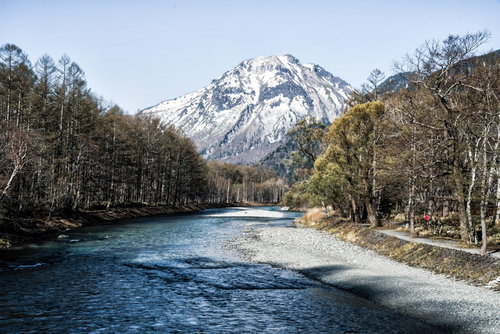 梓川の先に見える春の焼岳と残雪の山岳風景