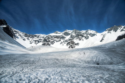 雪渓に覆われた涸沢への登山道