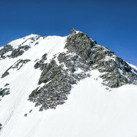 残雪の奥穂高岳の岩壁（飛騨山脈）の冬山風景の写真