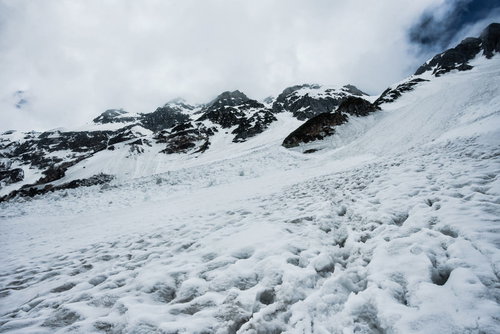 雪崩の巣窟、涸沢カールの雪渓と氷河、冬の厳しい岩壁