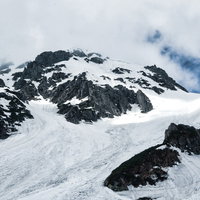 冬の飛騨山脈、あずき沢と奥穂高岳の雪に覆われた岩尾根の写真