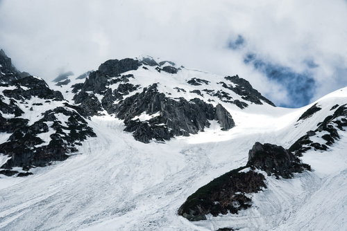 冬の飛騨山脈、あずき沢と奥穂高岳の雪に覆われた岩尾根