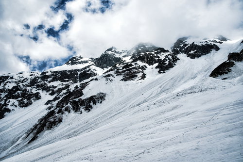 雪崩跡の残るあずき沢の冬山風景（飛騨山脈）
