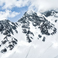 前穂高岳北尾根の雪に覆われた断崖（北アルプス）の写真