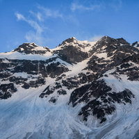 日に照らされた冬の奥穂高岳の雪山風景（飛騨山脈）の写真