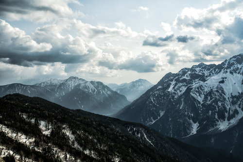 蝶ヶ岳から望む雪化粧した霞沢岳と焼岳