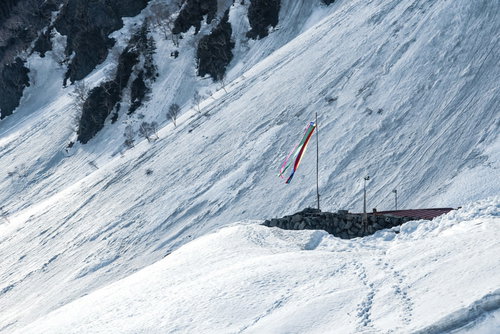 北アルプス涸沢ヒュッテのたなびく幟（のぼり）